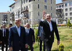 Prezident İlham Əliyev və Türkmənistan Xalq Məsləhətinin sədri Şuşada inşa edilmiş birinci yaşayış kompleksində olublar - FOTO