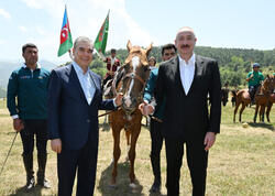 Qurbanqulu Berdiməhəmmədova Cıdır düzündə “Dostluq” adlı Qarabağ atı hədiyyə edilib - FOTO