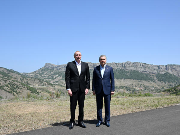İlham Əliyev və Qurbanqulu Berdiməhəmmədov Daşaltı kəndinin fonunda şəkil çəkdiriblər - FOTO