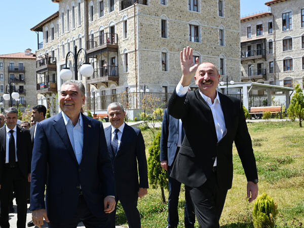 Prezident İlham Əliyev və Türkmənistan Xalq Məsləhətinin sədri Şuşada inşa edilmiş birinci yaşayış kompleksində olublar - FOTO