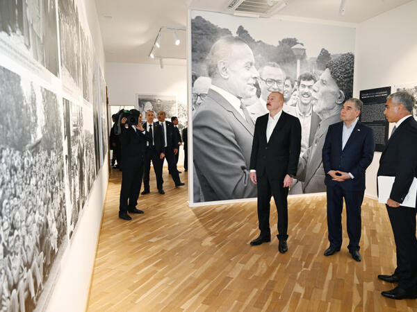 Prezident və Qurbanqulu Berdiməhəmmədov “Heydər Əliyev və Qarabağ” sərgisi ilə tanış olublar - FOTO
