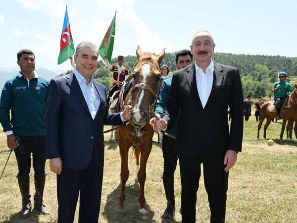 Qurbanqulu Berdiməhəmmədova Cıdır düzündə “Dostluq” adlı Qarabağ atı hədiyyə edilib - FOTO