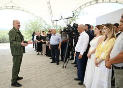 Prezident İlham Əliyevin Təzəbinə və Xanyurdu sakinləri ilə səmimi söhbəti - FOTO