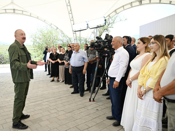 Prezident İlham Əliyevin Təzəbinə və Xanyurdu sakinləri ilə səmimi söhbəti - FOTO