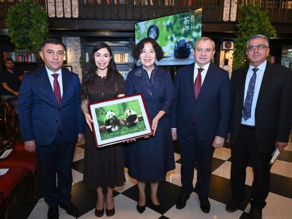 Leyla Əliyeva Bakı Kitab Mərkəzində “Tanımadığımız Konfutsi” adlı gecədə iştirak edib - <span class="color_red">FOTO</span>