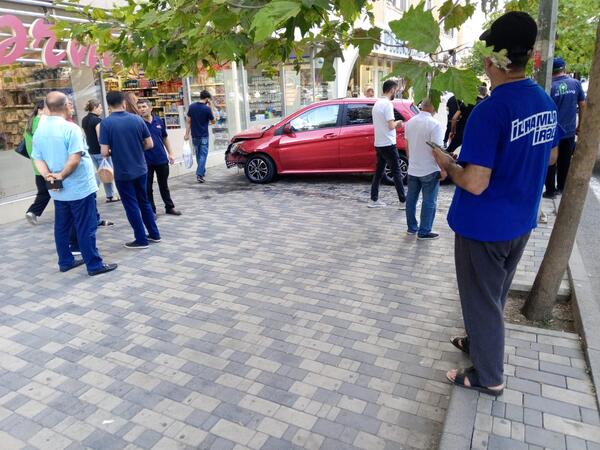 Bakıda avtomobil marketə girdi - <span class="color_red">VİDEO</span>