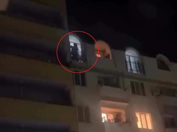 Xırdalan qorxudolu anlar: Bıçaqla hədələmə kameraya düşdü - <span class="color_red">VİDEO</span>