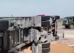 Hacıqabulda TIR aşdı, taxıl yola dağıldı - <span class="color_red">VİDEO</span>