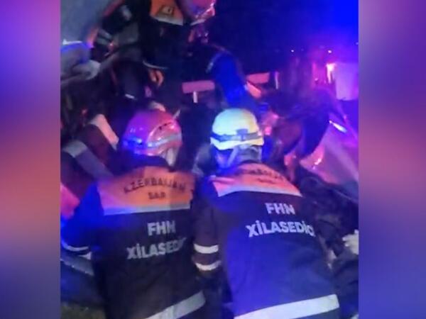 Bakıda qəzadan sonra sürücü avtomobildə sıxılı vəziyyətdə qalıb - <span class="color_red">VİDEO</span>