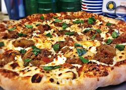 Restoranda müştərilərə narkotikli pizza verdilər - 85 nəfər zəhərləndi - FOTO
