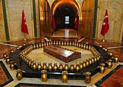 Atatürkün məzarının önündə diz çökən nazir kimdir? - Ailəsi ilə gedibmiş - <span class="color_red">FOTO</span>