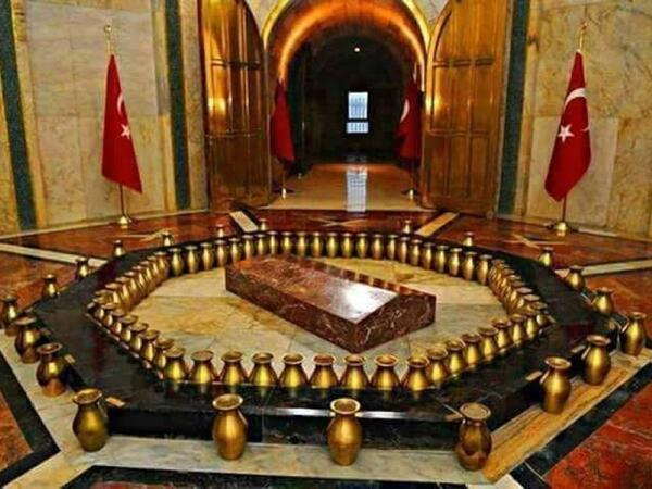 Atatürkün məzarının önündə diz çökən nazir kimdir? - Ailəsi ilə gedibmiş - <span class="color_red">FOTO</span>