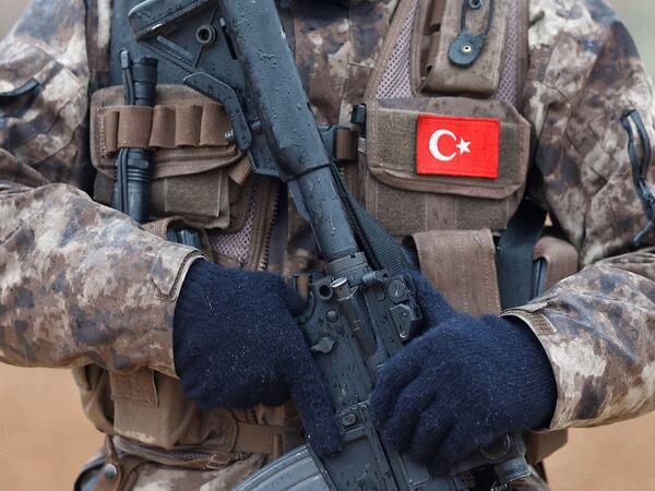 Türkiyədə iki hərbçi qızdırmadan öldü