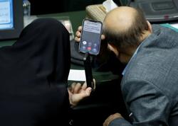 İran parlamentində mobil telefondan istifadə qadağan edildi
