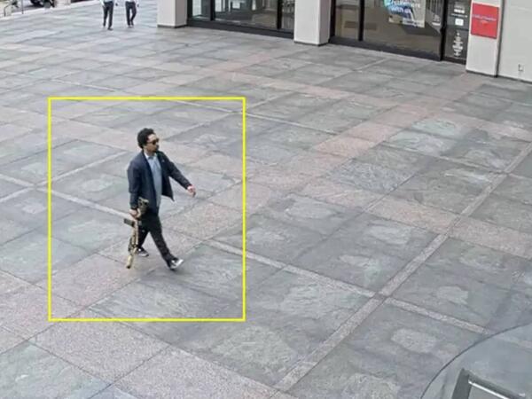 Avtomatla binanı güllələdi - Xeyli ölən var - FOTO