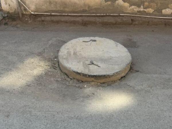 Xırdalanda kanalizasiya quyularına dəmir əvəzinə daş &quot;qapaq&quot;lar qoyulur - FOTO - VİDEO