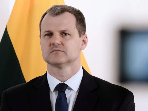 Bu ölkənin baş naziri qardaşı arvadına görə istefa verdi