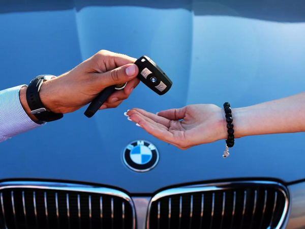 Bakıda &quot;alverçi&quot;dən BMW alan şəxsin başına oyun açdılar - VİDEO