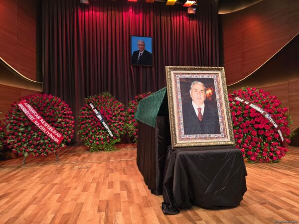 Arif Babayev I Fəxri Xiyabanda dəfn olunub - YENİLƏNİB - <span class="color_red">FOTOlar</span>