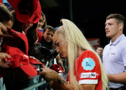 Dünyanın ən məşhur qadın futbolçusuna şəxsi mühafizə verildi - <span class="color_red">FOTO</span>