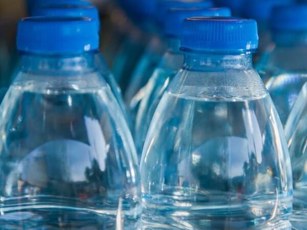 Plastik butulkalardan suya hansı maddələr keçir?