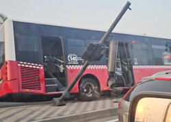 Bakıda sərnişin avtobusu qəza törətdi - <span class="color_red">VİDEO</span>
