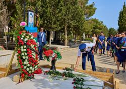 AZAL rəhbərliyi və kollektivi Azərbaycanın Milli Qəhrəmanı Hökumə Əliyevanın məzarını ziyarət edib
