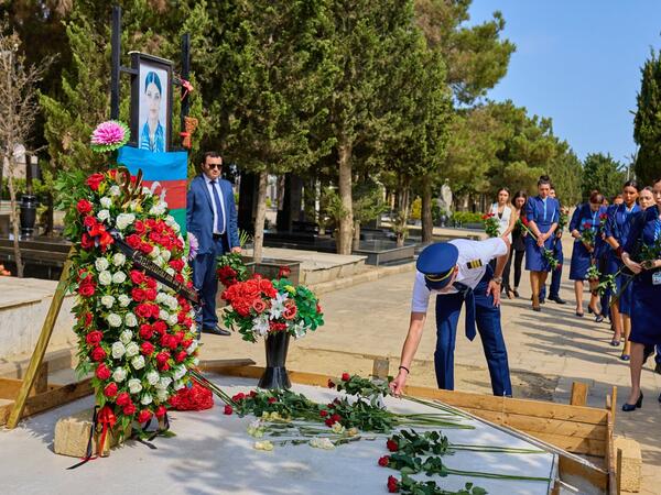 AZAL rəhbərliyi və kollektivi Azərbaycanın Milli Qəhrəmanı Hökumə Əliyevanın məzarını ziyarət edib