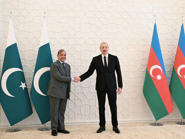 Prezident İlham Əliyev Şahbaz Şərifə zəng edib
