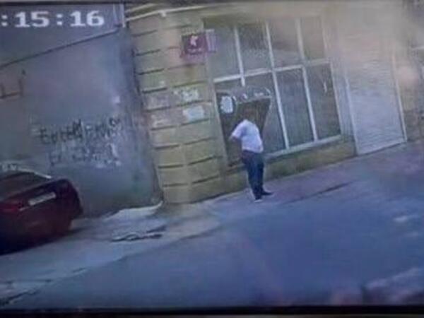 Bakıda gündüz vaxtı maşına hücum etdilər - VİDEO