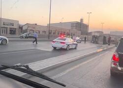Bakıda yük maşını aşdı, yol bağlandı - VİDEO