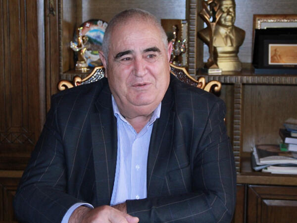 İsfəndiyar Axundovun milyonluq avtomobillərinə həbs qoyuldu - İş adamı məhkəməyə üz tutdu - <span class="color_red">FOTO</span>