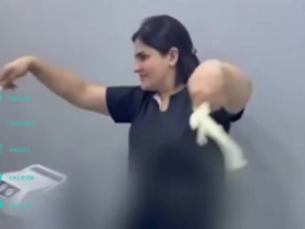 Saç ustası olduğu deyilən həkimin qeyri-etik görüntüləri: Rəqs edib, &quot;qılınclaşdılar&quot; - <span class="color_red">VİDEO</span>
