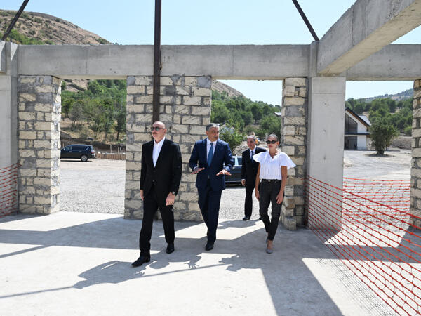 Prezident İlham Əliyev və Birinci xanım Mehriban Əliyeva “Hacıkənd” istirahət kompleksinin tikintisi ilə tanış olublar - FOTO