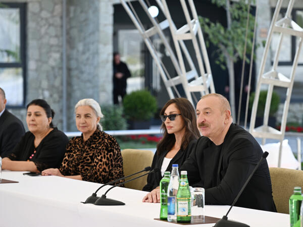 İlham Əliyev və Mehriban Əliyevanın Kəlbəcər sakinləri ilə səmimi söhbəti - <span class="color_red">FOTO</span>