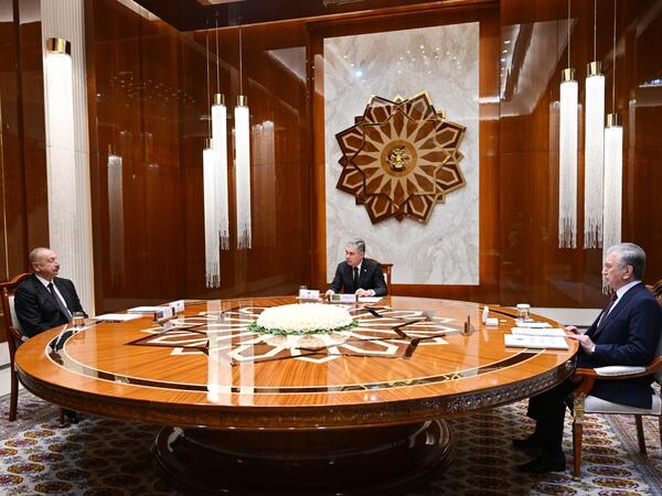 Prezident İlham Əliyev, Qurbanqulu Berdiməhəmmədov və Şavkat Mirziyoyevin iştirakı ilə sənədlərin imzalanması mərasimi olub