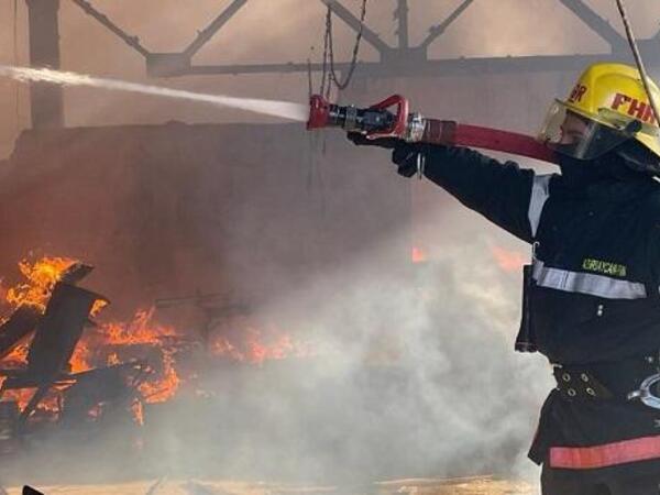 Abşeronda boya istehsalı zavodu yanır