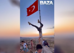 Bayraq dirəyinin üzərinə çıxıb rəqs etdi - HƏBS OLUNACAQ - <span class="color_red">VİDEO</span>