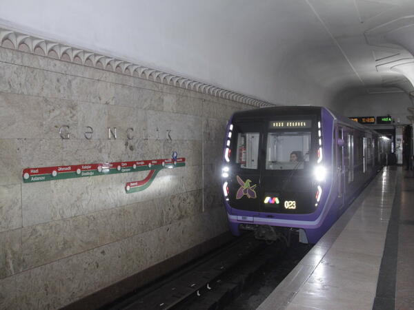 On minlərlə tələbə Bakıya gəlir - Metroda hərəkət qrafiki dəyişəcək?