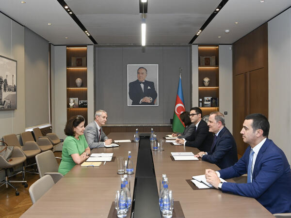 Ceyhun Bayramov Fransa səfirini qəbul edib