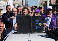Argentina prezidentinin maşınını daşa basdılar - VİDEO