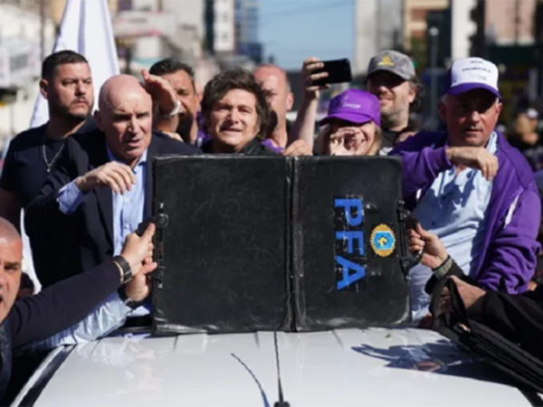 Argentina prezidentinin maşınını daşa basdılar - VİDEO