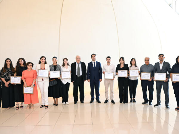 Heydər Əliyev Mərkəzində Çin dili kurslarının iştirakçılarına sertifikatlar təqdim olunub - FOTO