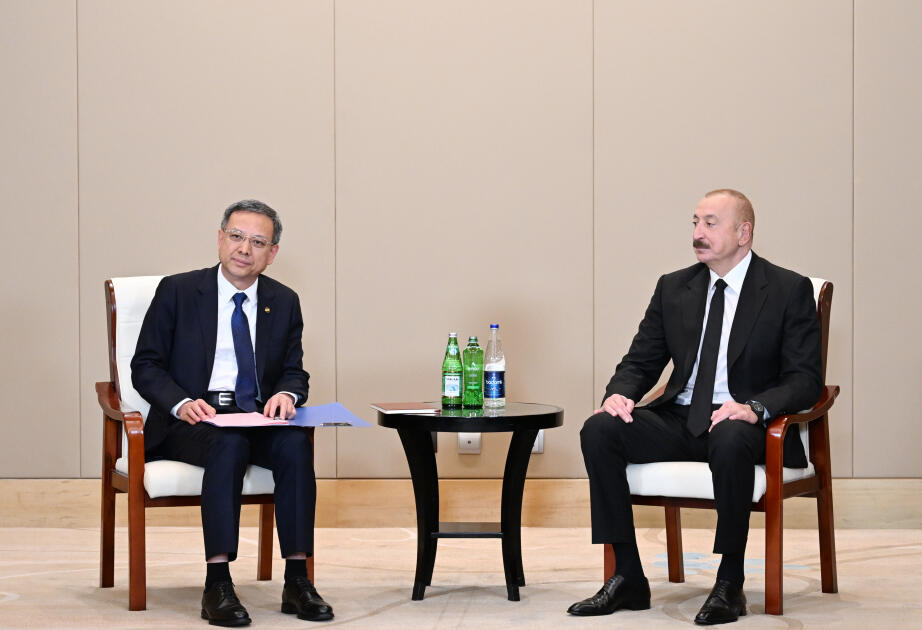İlham Əliyev Tiencində "China Energy Engineering Corporation Limited" şirkətinin rəhbəri vəzifəsini icra edən Ni Cen ilə görüşüb - FOTO
