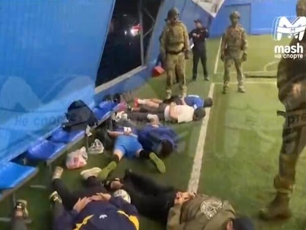 20-yə yaxın futbolçu meydançada həbs olundu - VİDEO