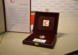 Qızıl Aypara Cəmiyyəti Trend İnformasiya Agentliyini 100 illik yubiley medalı ilə təltif edib - FOTO