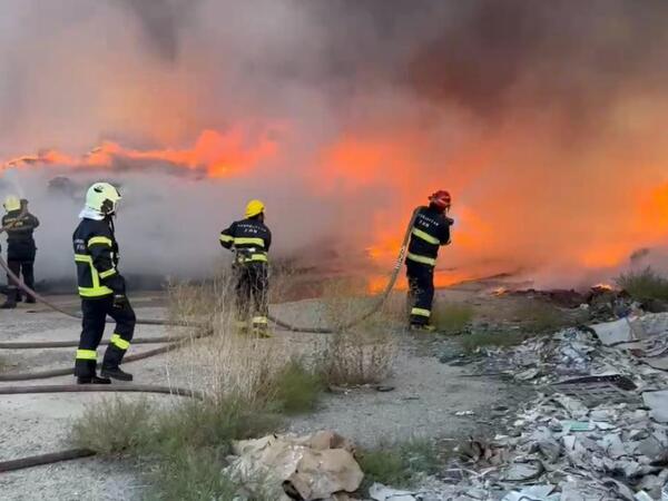 Sumqayıtda karton məmulatları zavodunda yanğın olub - <span class="color_red">VİDEO - FOTO</span>