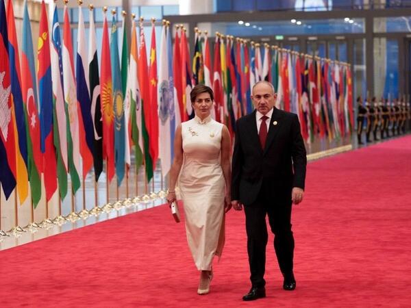 Paşinyan və xanımı zala Azərbaycan musiqisinin sədaları altında giriblər - <span class="color_red">VİDEO</span>