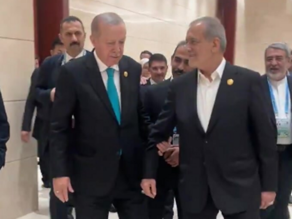Ərdoğan əlini buraxmadı, Pezeşkian isə farsca... - Video