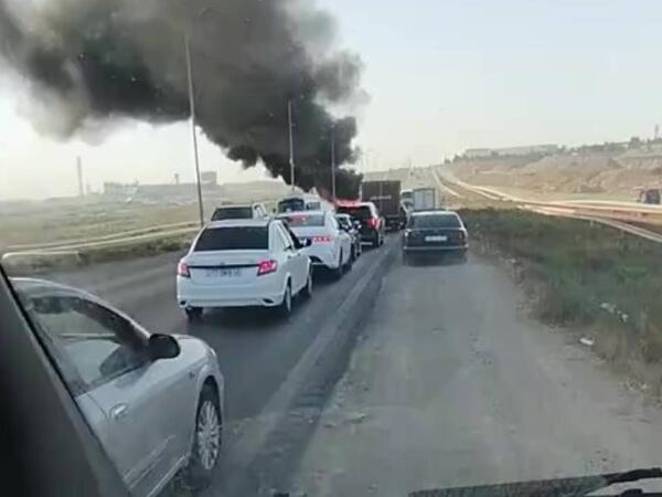 Balaxanı yolunda &quot;Mercedes&quot; yanıb kül oldu - VİDEO